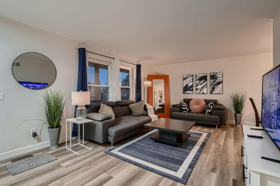 Communal lounge/ TV room, Living room, Seating area, Evening entertainment