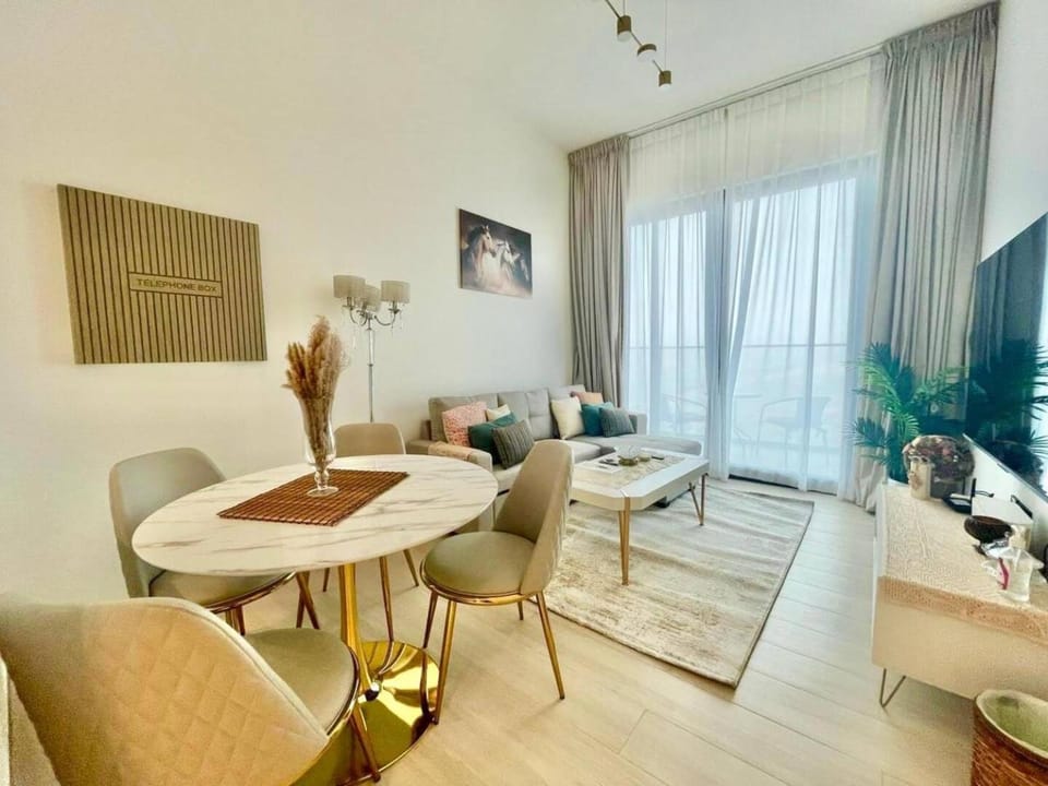 Chic & Serene 1br Apt Balcony, Pool & Parking Apartment in Dubai