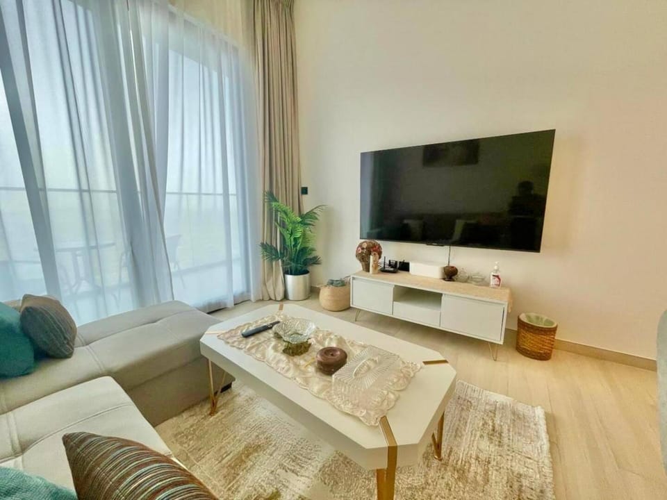 Chic & Serene 1br Apt Balcony, Pool & Parking Apartment in Dubai