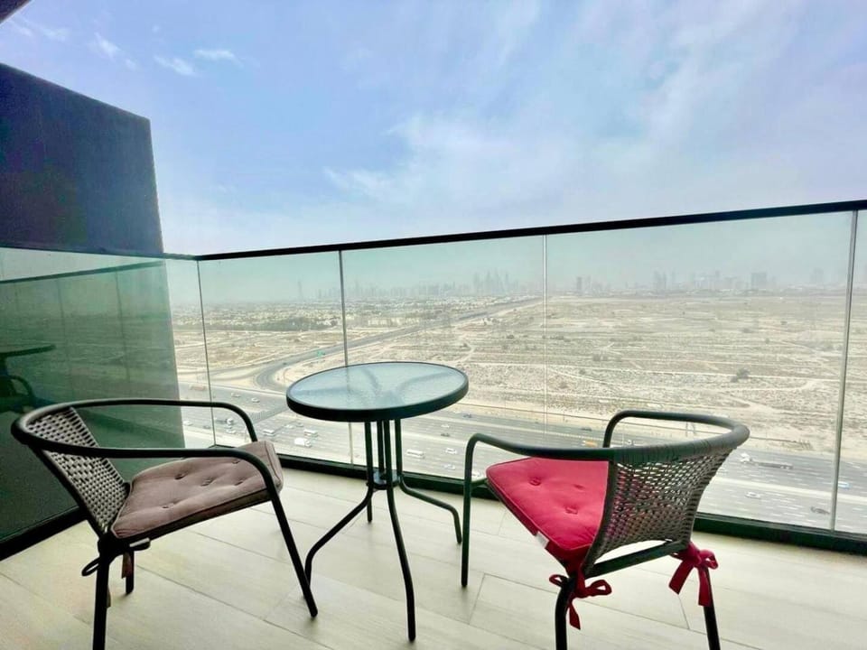 Chic & Serene 1br Apt Balcony, Pool & Parking Apartment in Dubai