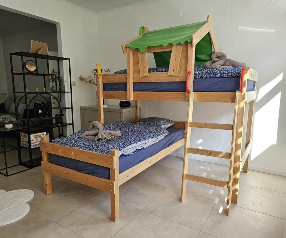 Bedroom, bunk bed