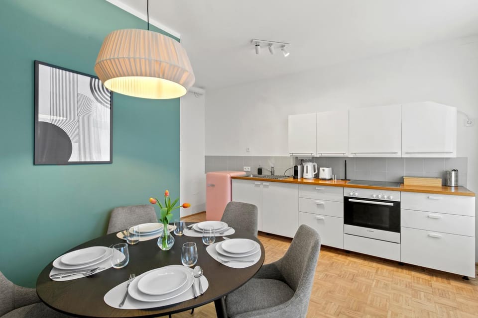 Coffee/tea facilities, Kitchen or kitchenette, Seating area, Dining area, oven, stove, toaster