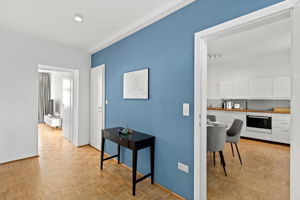 Kitchen or kitchenette, Photo of the whole room, Dining area, stove