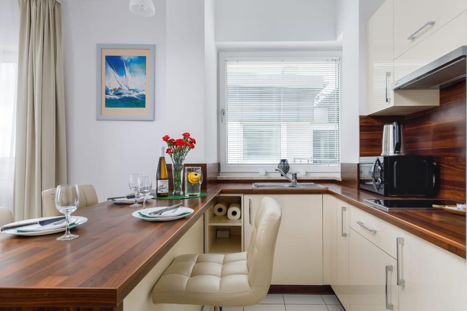 Kitchen or kitchenette, Living room, Seating area, Dining area