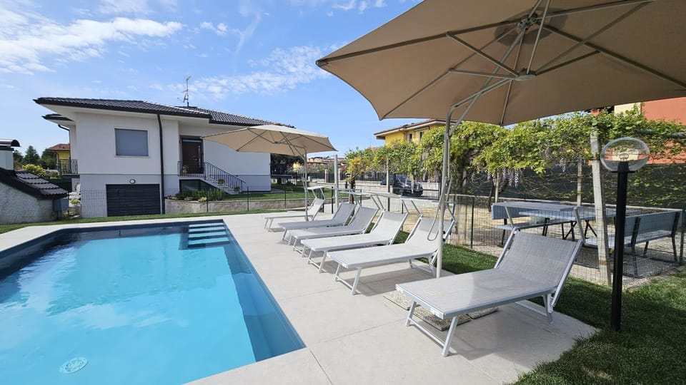 Swimming pool, sunbed