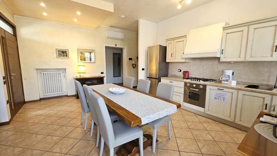 Dining area, kitchen