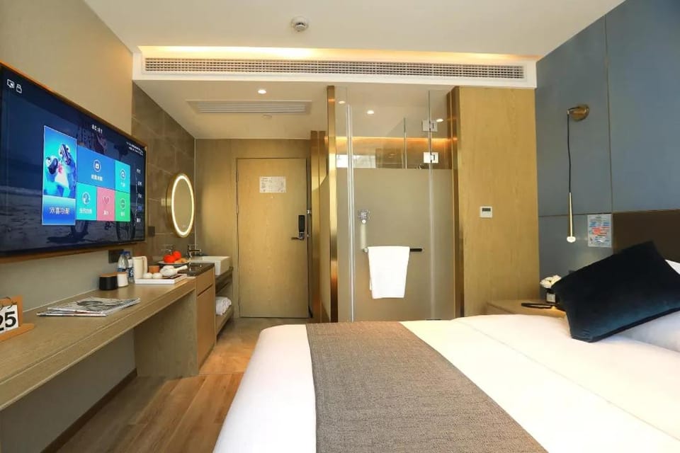 Bed, TV and multimedia, Bedroom, towels