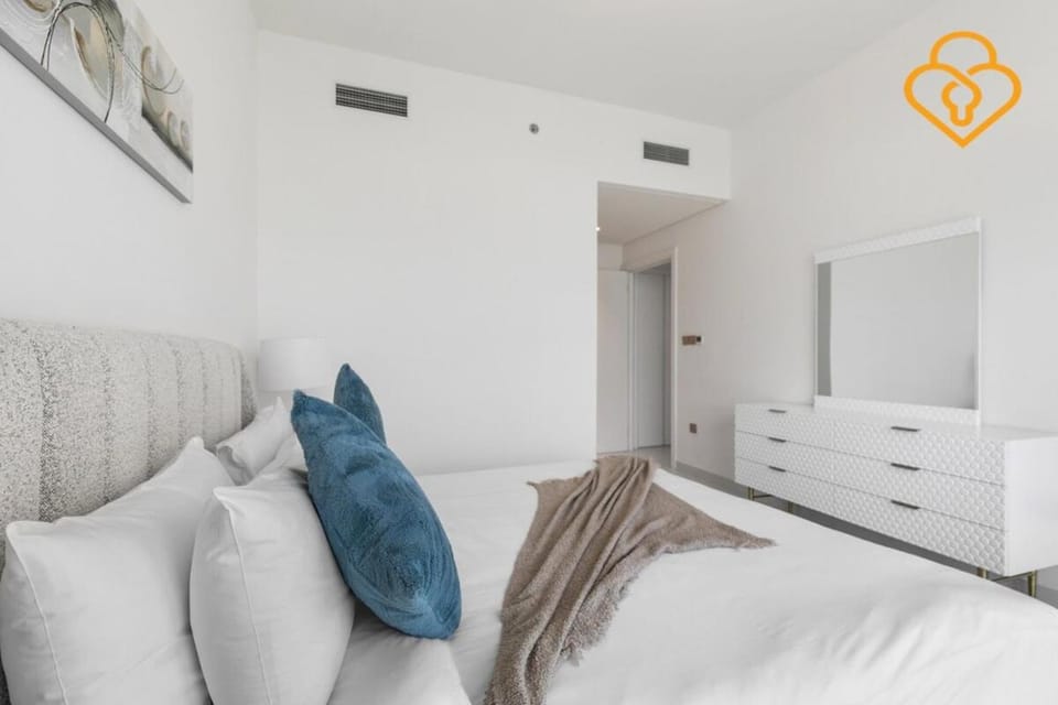 Keysplease 2 BR Beach Vista, Emaar Beachfront Apartment in Dubai