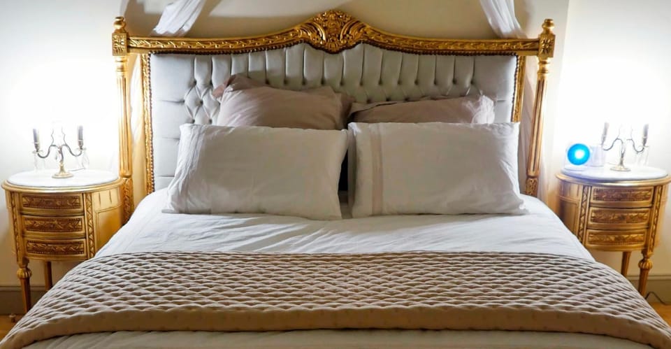Bed, TV and multimedia, Bedroom