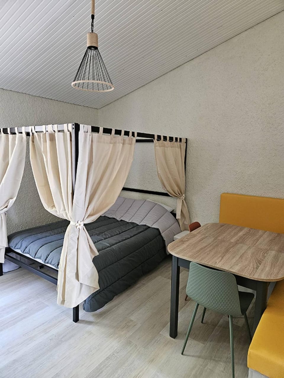 Bed, Living room, Photo of the whole room, Seating area, Dining area, Bedroom