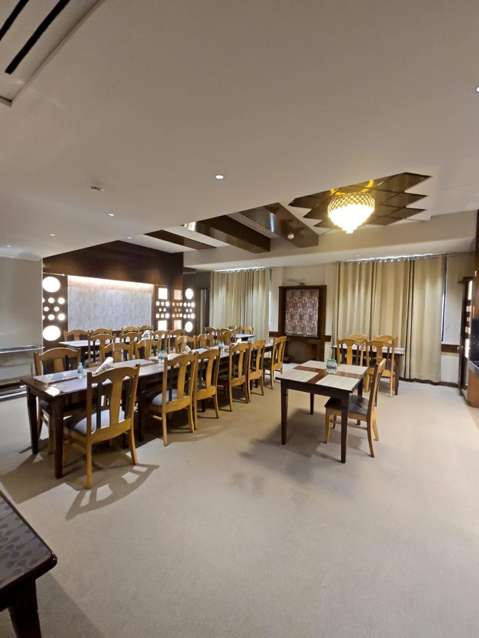 Restaurant/places to eat, Banquet/Function facilities, Seating area