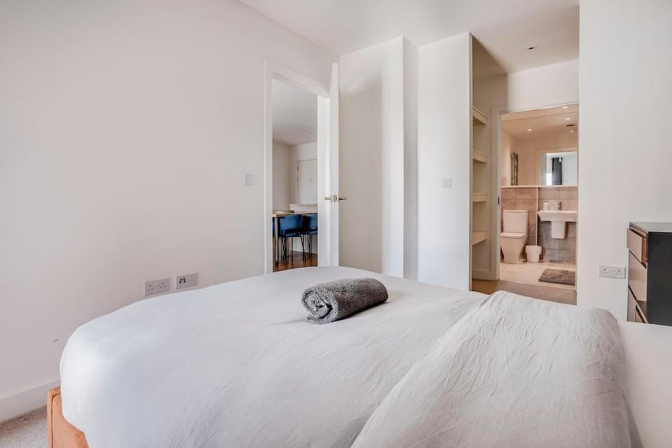 Modern, Spacious 2bed, 2bath apartment in Barking Apartment in Barking