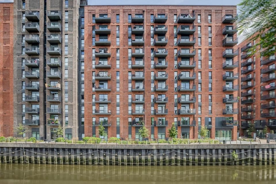 Modern, Spacious 2bed, 2bath apartment in Barking Apartment in Barking