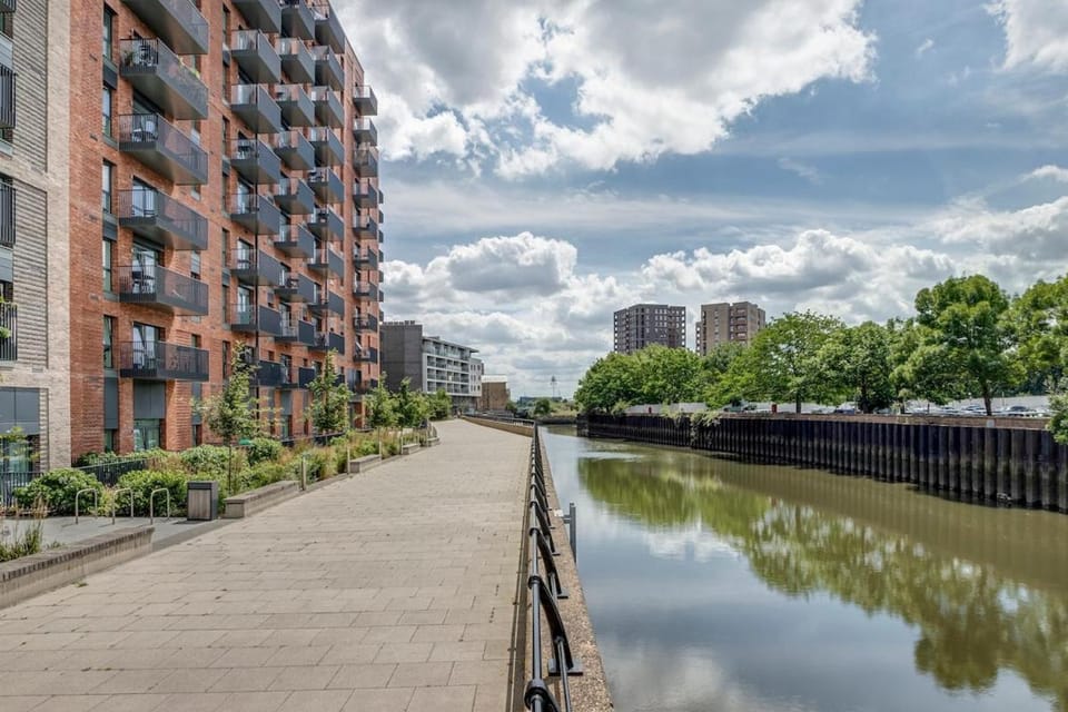 Modern, Spacious 2bed, 2bath apartment in Barking Apartment in Barking