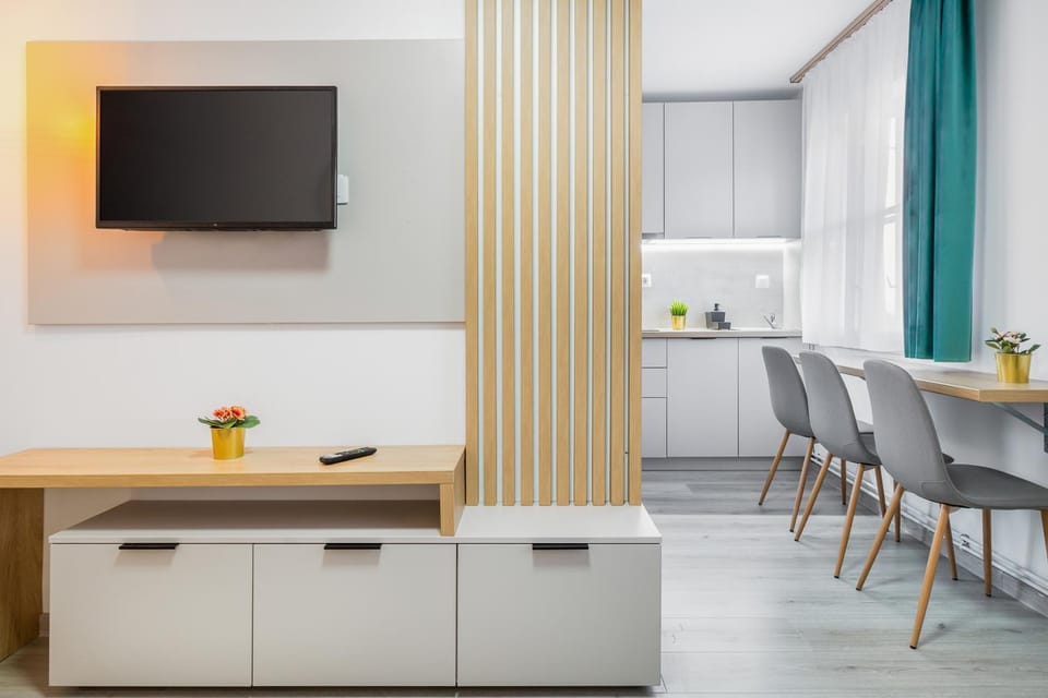 TV and multimedia, Kitchen or kitchenette, Living room, Seating area, Dining area