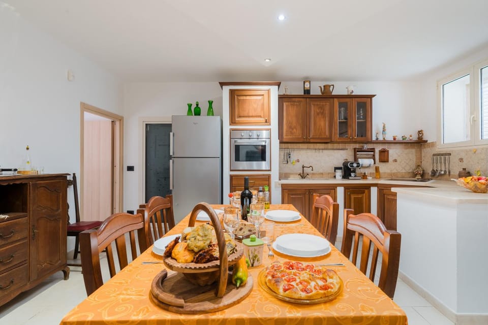 Kitchen or kitchenette, Food and drinks, Decorative detail, Dining area, Food, oven
