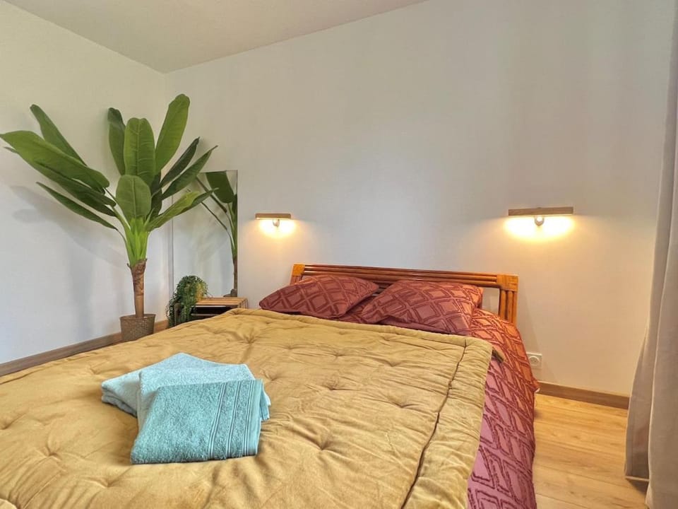 Bed, Bedroom, towels