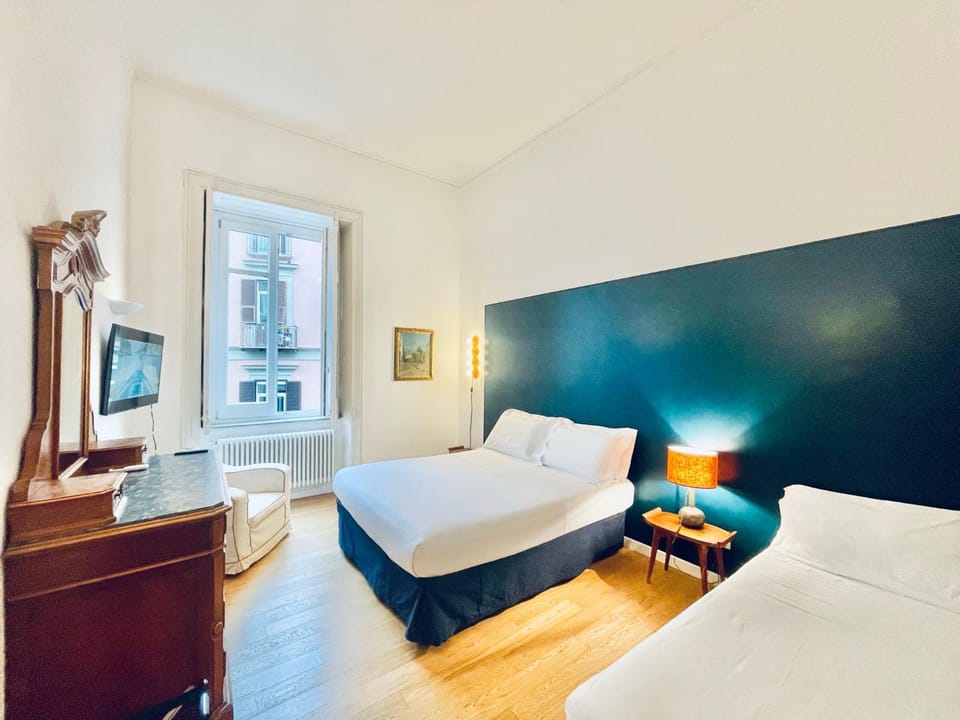 Bed, TV and multimedia, Photo of the whole room, Bedroom