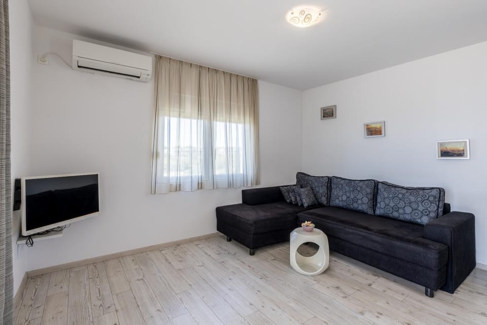 TV and multimedia, Living room, Seating area, air conditioner
