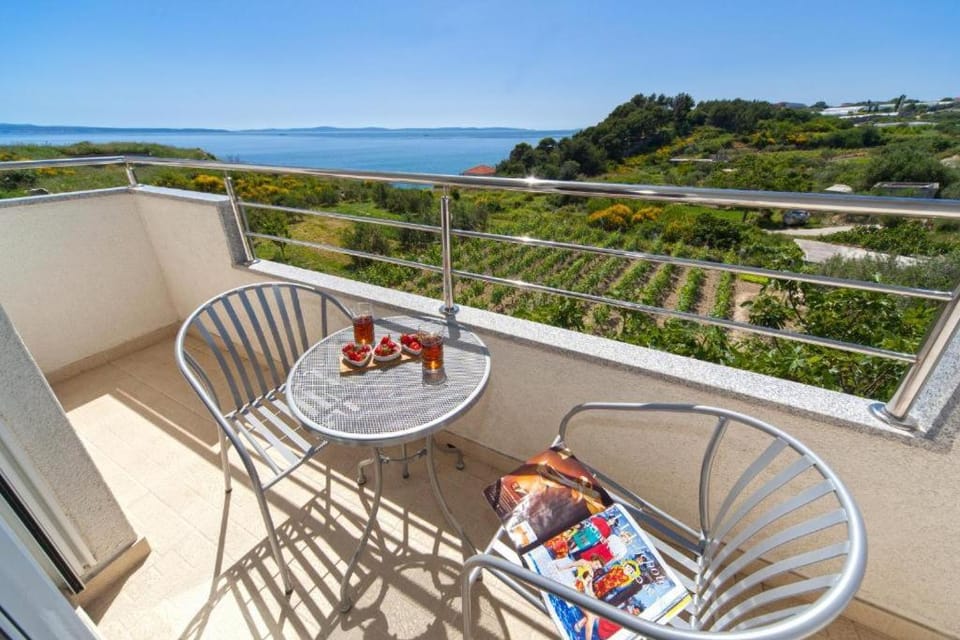 Natural landscape, View (from property/room), Balcony/Terrace, Seating area, Sea view