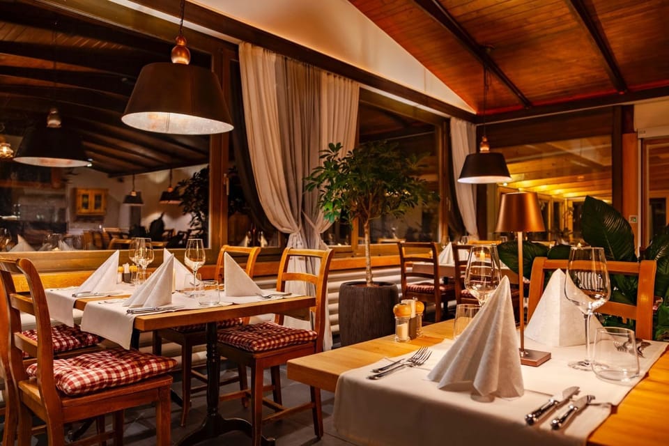 Restaurant/places to eat, Food and drinks, Banquet/Function facilities, Food
