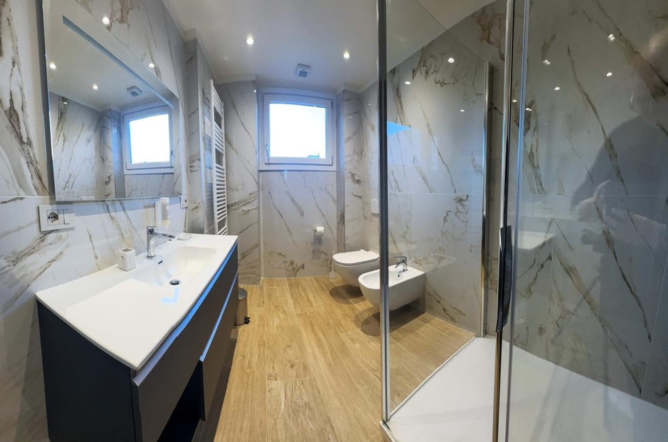 Shower, Toilet, Bathroom, bidet, towels