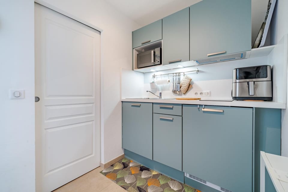 Kitchen or kitchenette, oven, stove