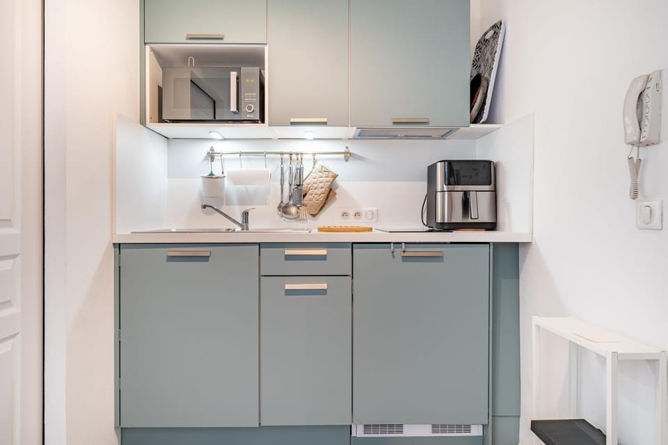 Coffee/tea facilities, Kitchen or kitchenette, oven, stove
