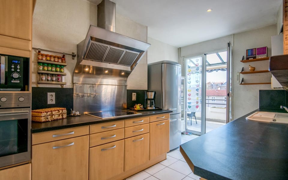 Kitchen or kitchenette, dishwasher, stove