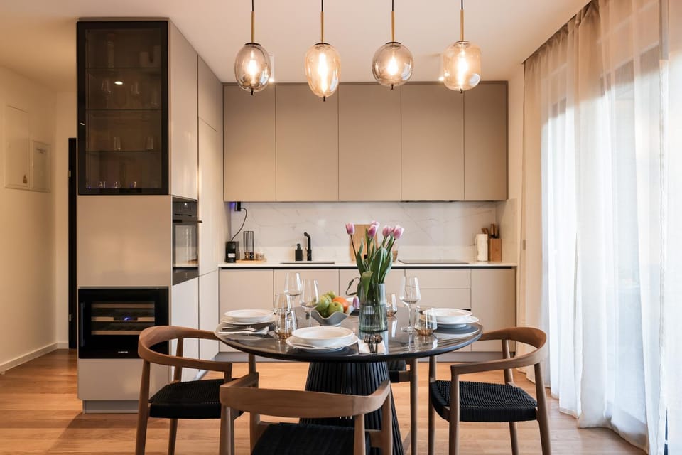 Kitchen or kitchenette, Seating area, Dining area