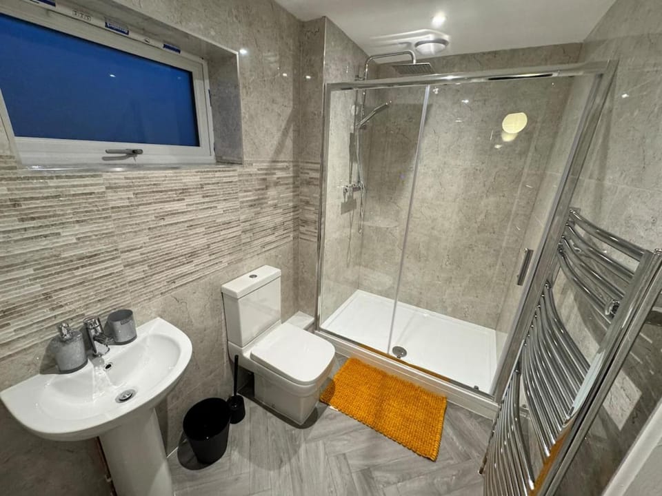 town centre 3, 1st floor, king bed entire flat Apartment in South Cambridgeshire District