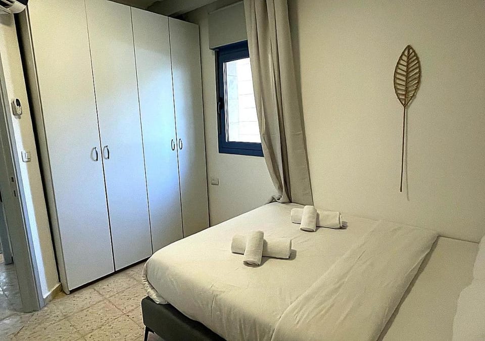 Photo of the whole room, Bedroom, wardrobe