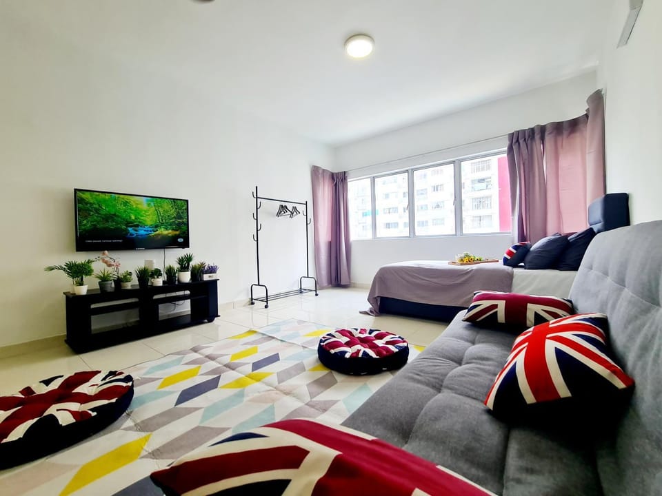 Bed, TV and multimedia, Living room, Photo of the whole room, Seating area
