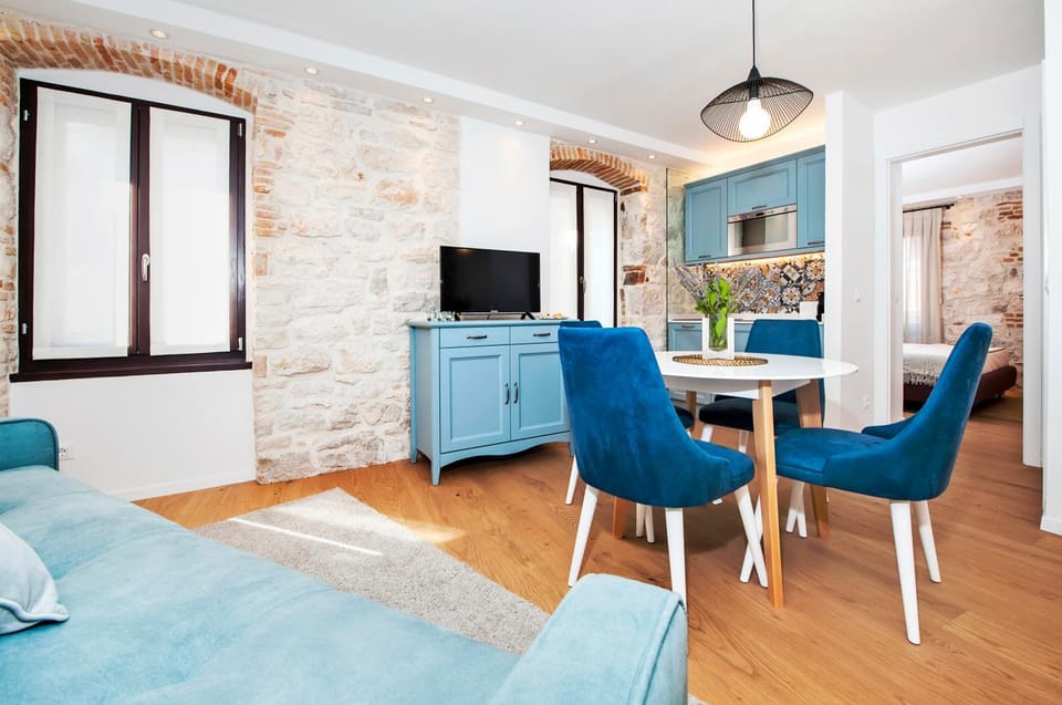 TV and multimedia, Kitchen or kitchenette, Living room, Seating area, Dining area