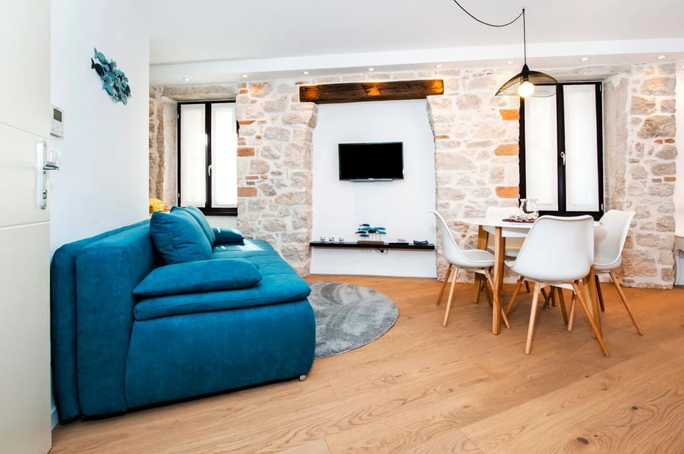 TV and multimedia, Living room, Seating area, Dining area
