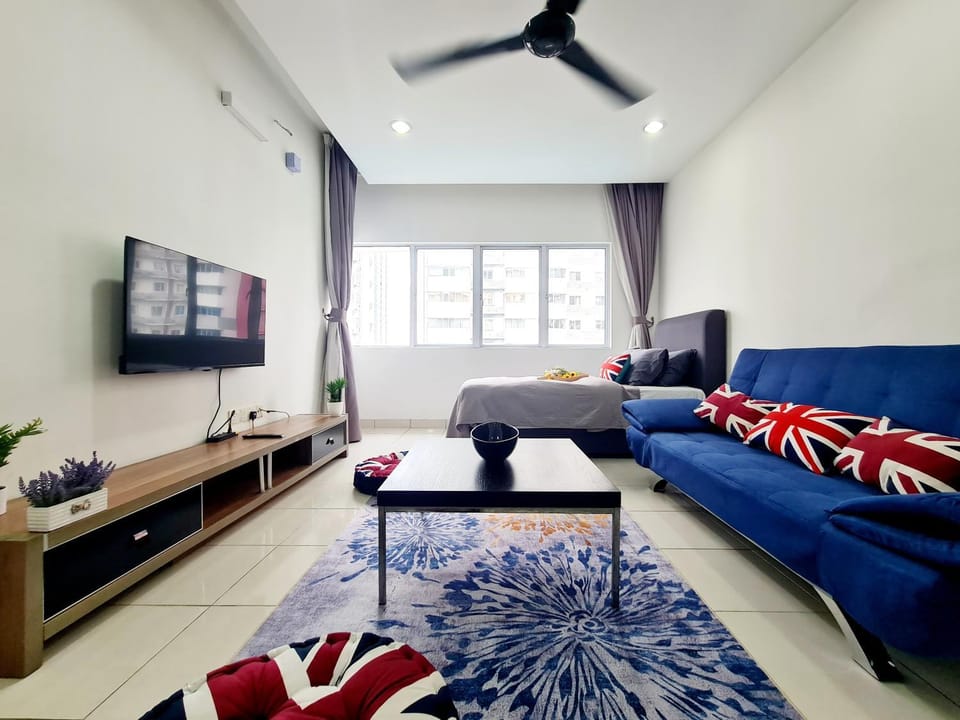Bed, TV and multimedia, Living room, Seating area
