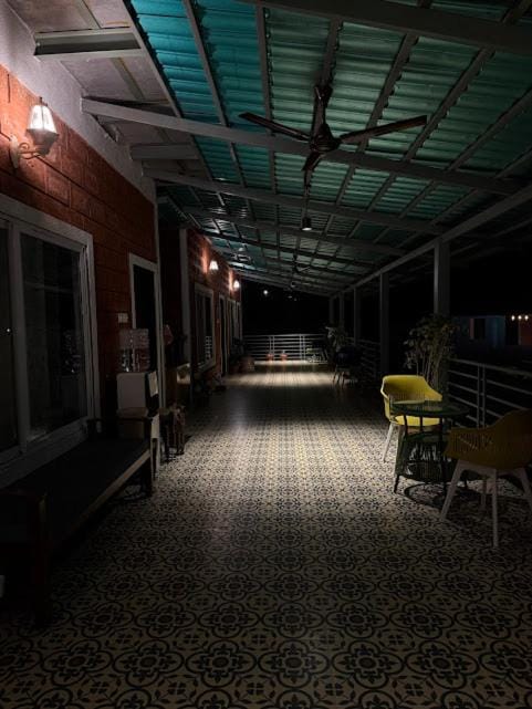 Night, Seating area