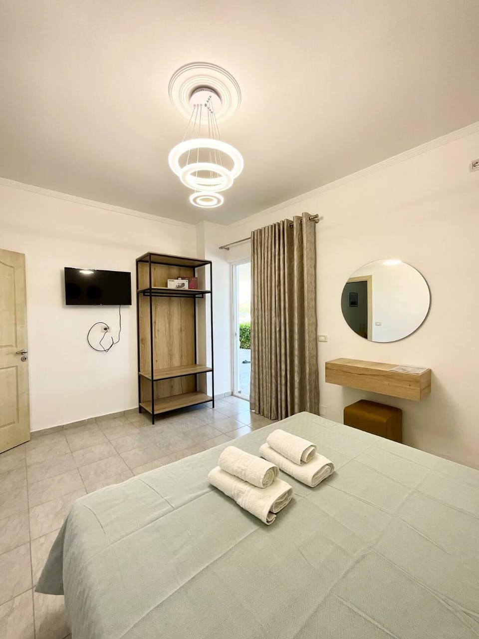 Bed, TV and multimedia, Photo of the whole room, Bedroom, towels, wardrobe