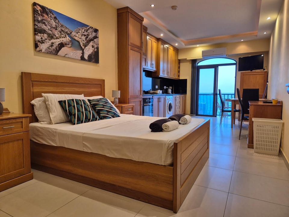 Bed, TV and multimedia, Photo of the whole room, Bedroom, towels