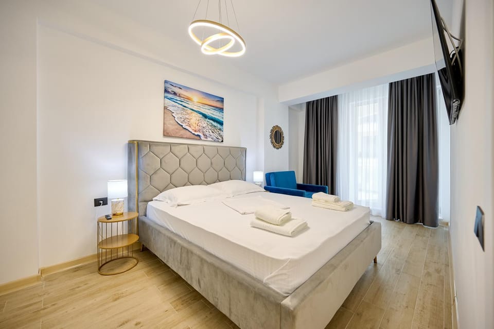 Bed, TV and multimedia, Photo of the whole room, Bedroom, towels