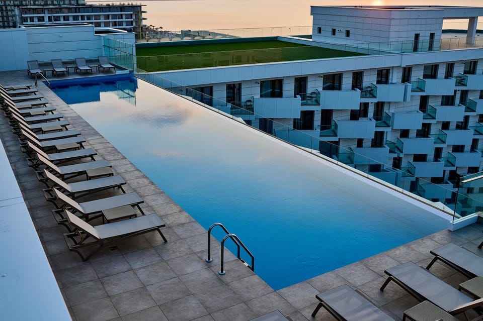 Property building, Swimming pool, sunbed