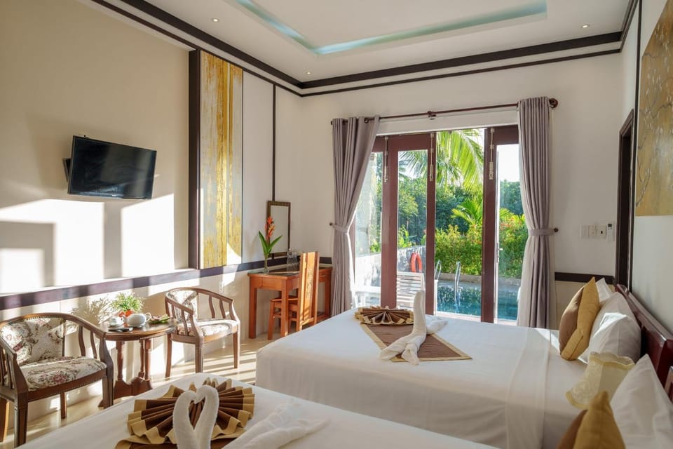 Bed, TV and multimedia, Living room, Photo of the whole room, Seating area, Evening entertainment, Bedroom, Pool view, Swimming pool