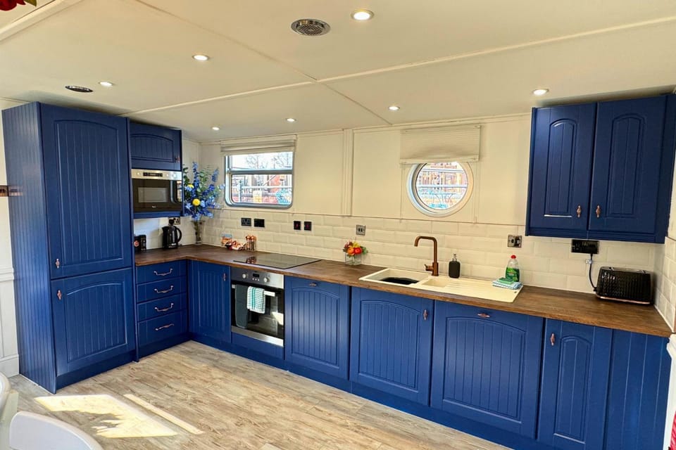 The Swan Floatel - Cosy 3BR Barge at Barton Marina Docked boat in South Derbyshire District