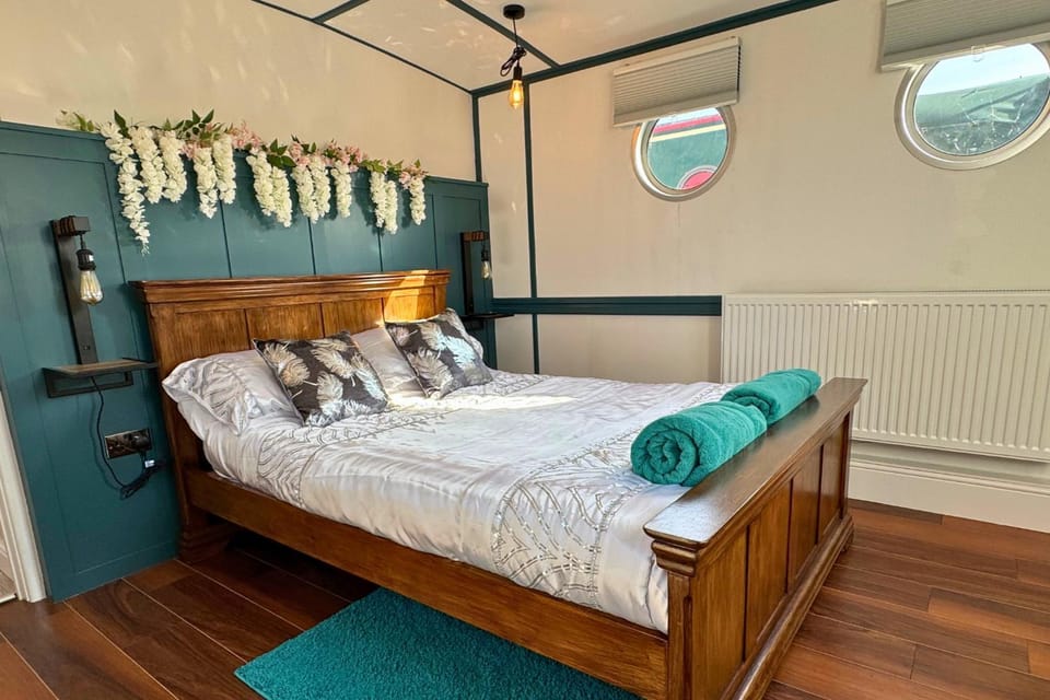 The Swan Floatel - Cosy 3BR Barge at Barton Marina Docked boat in South Derbyshire District