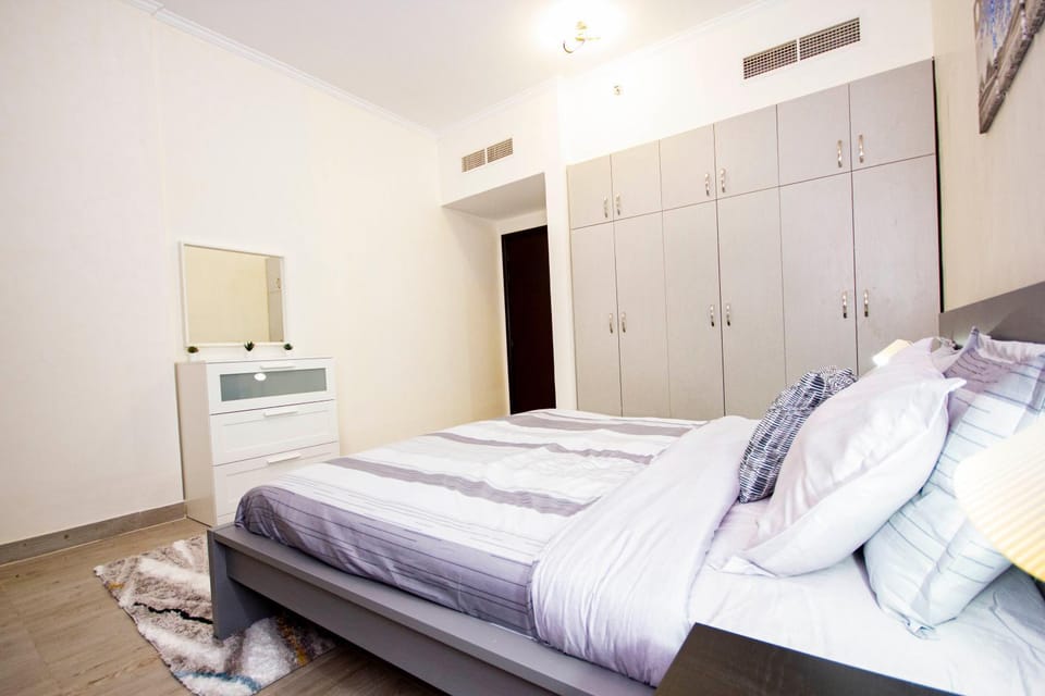 Bed, Kitchen or kitchenette, Photo of the whole room, Bedroom, towels, wardrobe, air conditioner