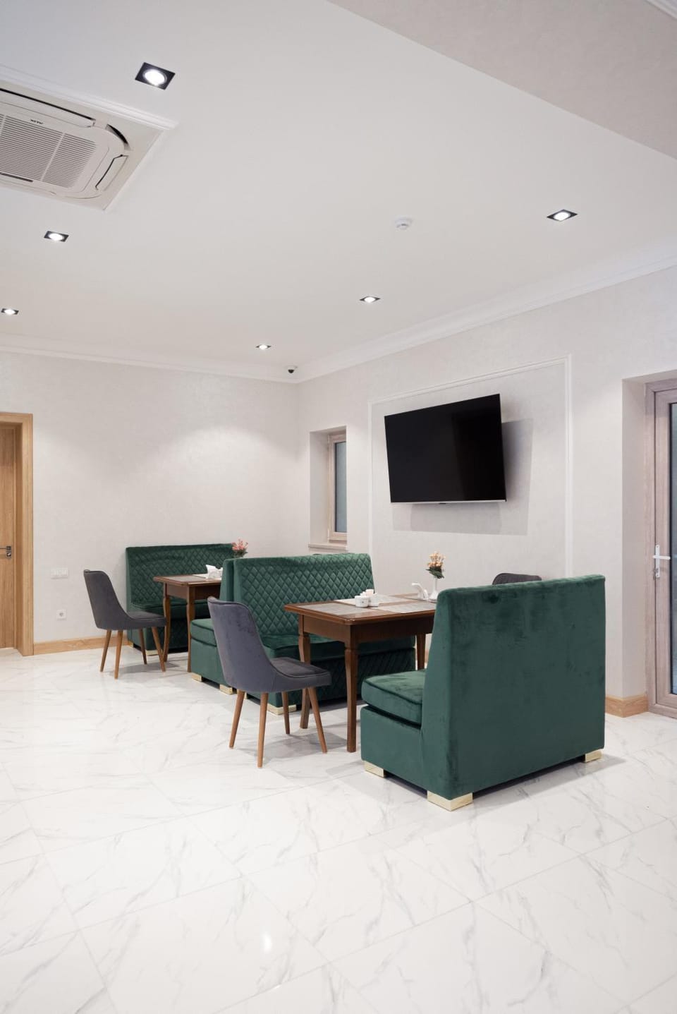Restaurant/places to eat, Living room, Seating area, Evening entertainment