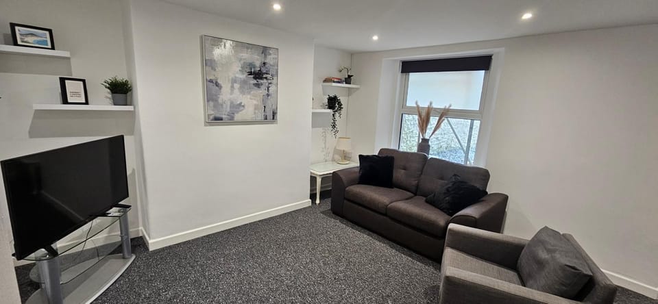 Communal lounge/ TV room, TV and multimedia, Living room, Seating area, Evening entertainment