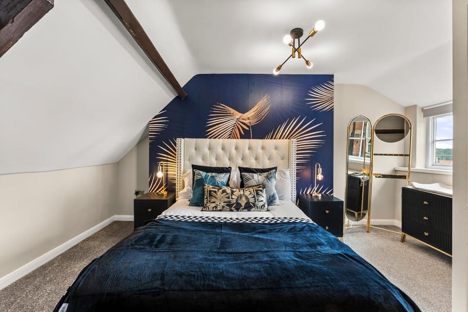 The Gatsby 3 Bed Central Penthouse in Whitby - Harbour Views Apartment in England