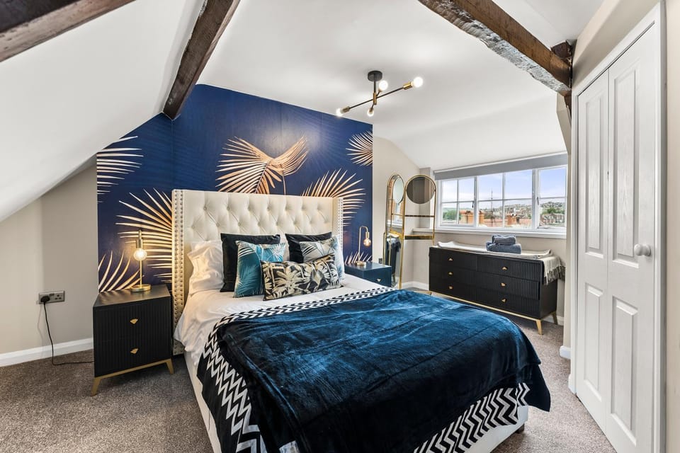 The Gatsby 3 Bed Central Penthouse in Whitby - Harbour Views Apartment in England