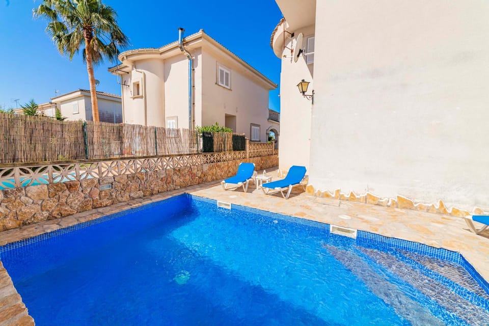 Property building, Patio, Swimming pool, sunbed
